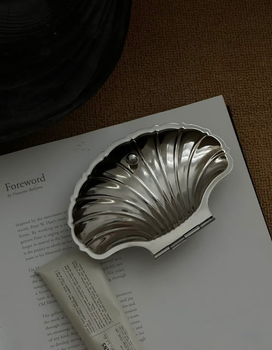 Vintage Shell-Shaped
Silver Trinket Case