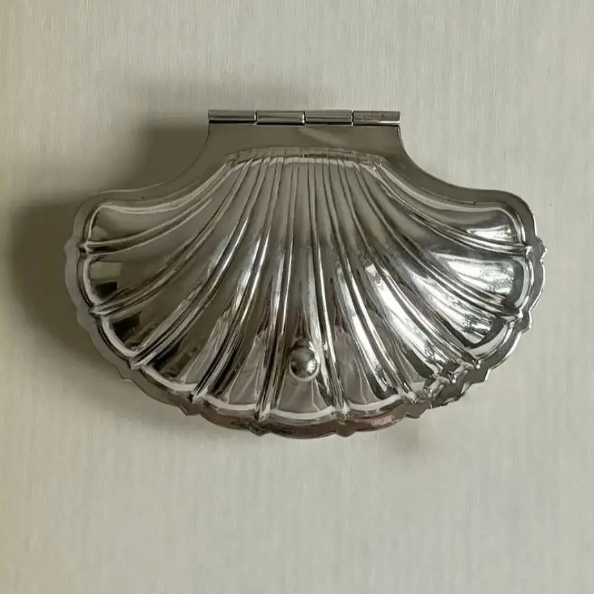 Vintage Shell-Shaped
Silver Trinket Case