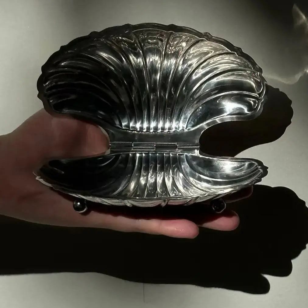 Vintage Shell-Shaped
Silver Trinket Case